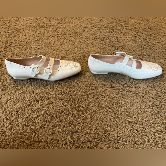 New with Box~Mod Shoes “Pippa” White Patent Leather Flat, Double Straps, Flower - Picture 7 of 12